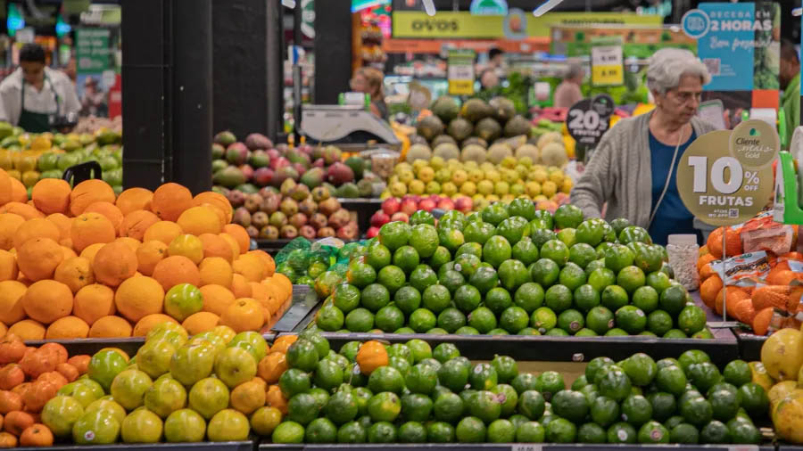 Inflação perde força com alimentos mais baratos, mas estoura o teto da meta