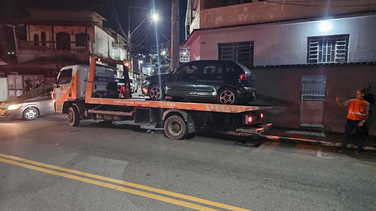 Prefeitura de Niterói realiza ação de retirada de veículos abandonados na Zona Norte