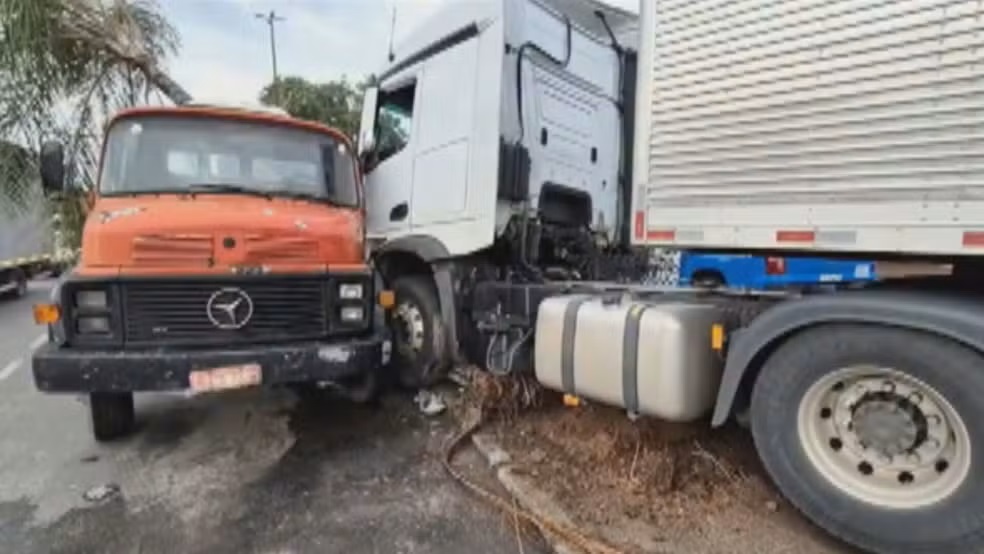 Caminhoneiro é atingido por tiro em tentativa de roubo e percorre 10 km até colidir na Ceasa