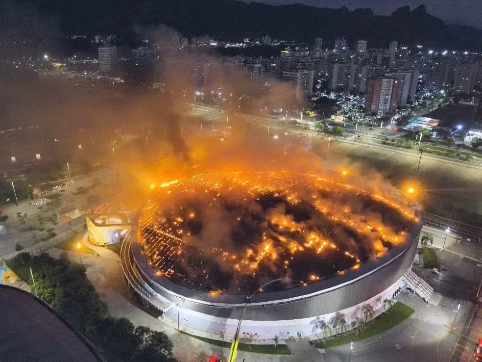 Incêndio atinge cobertura do Velódromo do Parque Olímpico, na Barra, no Rio