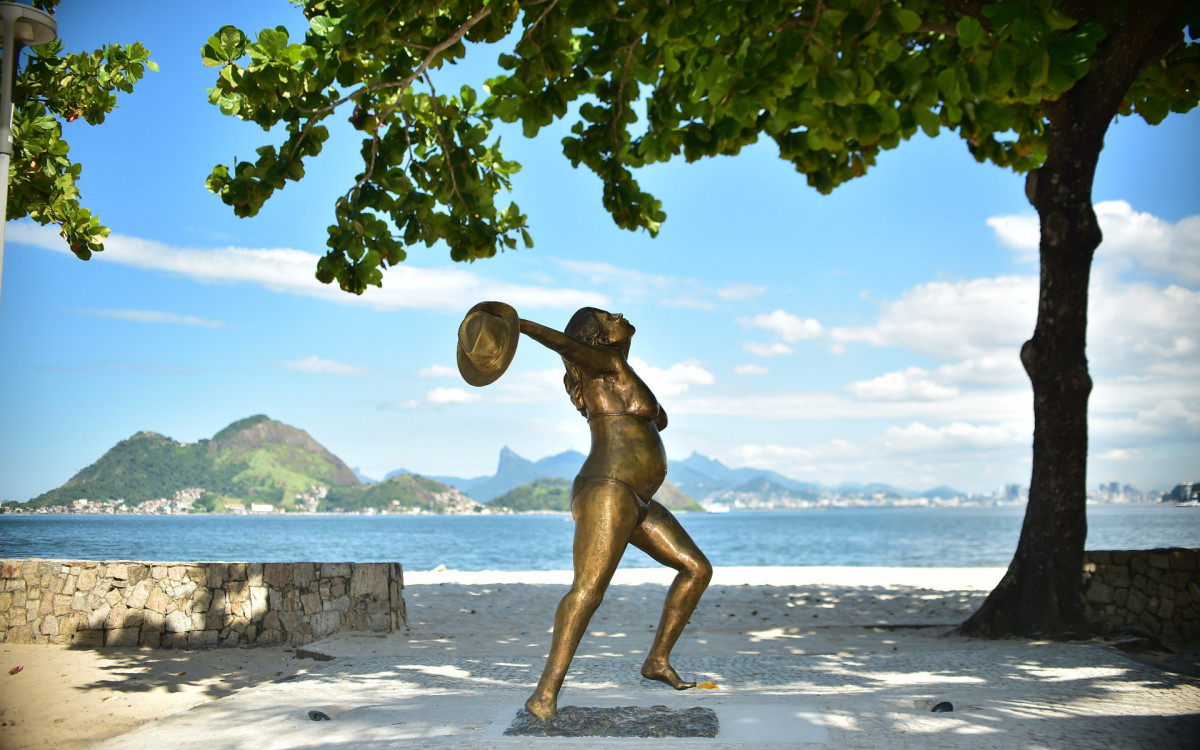Leila Diniz ganha estátua em homenagem na cidade de Niterói
