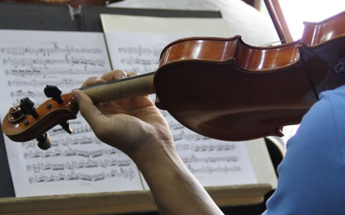Violinos transformam rotinas e revelam novos talentos em projeto em expansão em Macaé