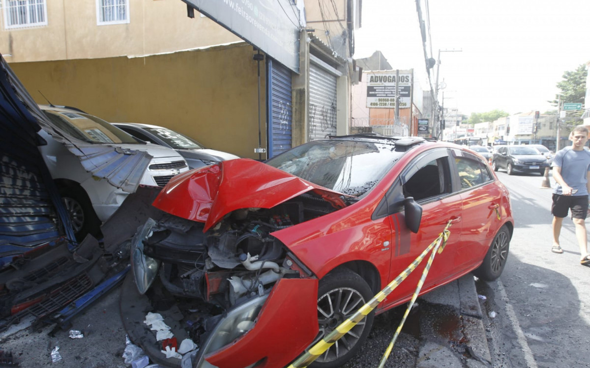 Motorista é executado a tiros e veículo invade loja na Abolição