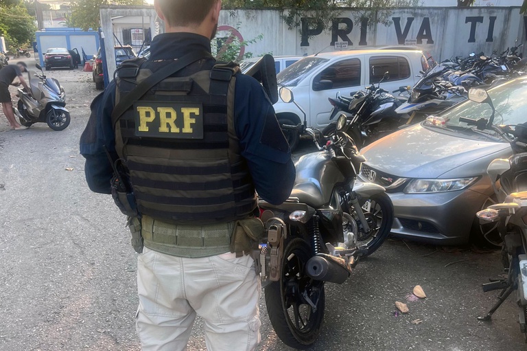 Motocicleta com sinais de adulteração é apreendida na Baixada Fluminense