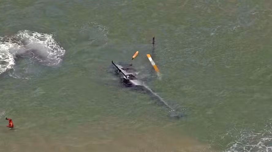 Helicóptero realiza pouso de emergência no mar na Barra da Tijuca e três pessoas são resgatadas ilesas