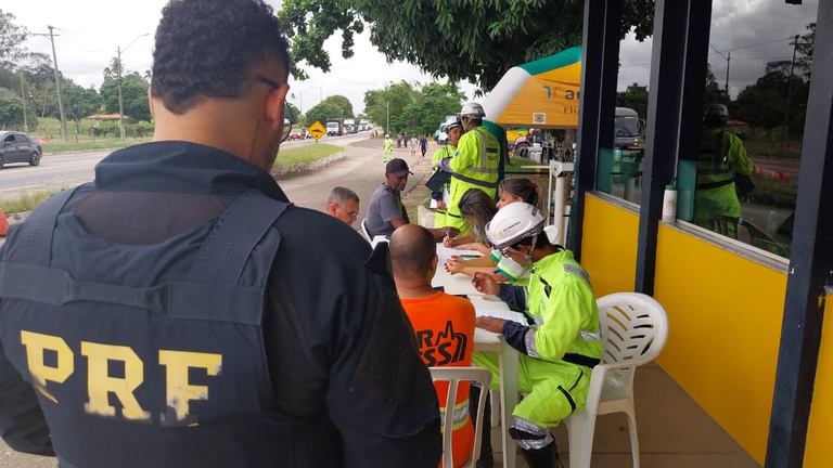 PRF promove ação educativa para motoristas em Campos dos Goytacazes