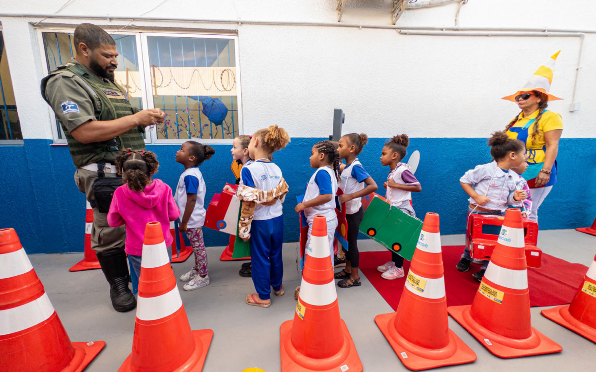 Projeto transforma escola em mini cidade para ensinar educação no trânsito em Macaé