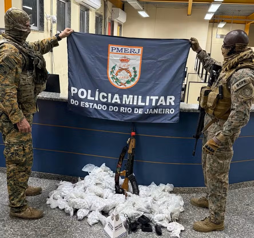 Operações da PM terminam com apreensão de fuzis e entorpecentes em Vargem Pequena e São Gonçalo