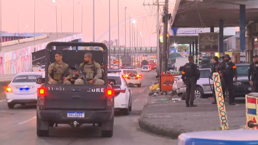 Operação policial na Maré causa tiroteio, bloqueia vias importantes e paralisa aulas em 41 escolas; um suspeito morre