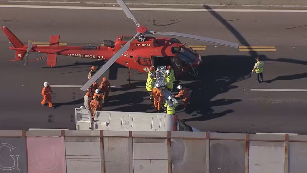 Helicóptero realiza pouso emergencial na Linha Amarela após grave acidente com motociclista no Rio
