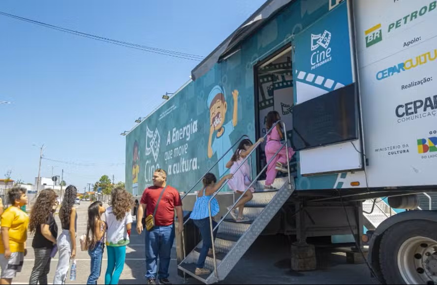 Cine Petrobras chega a Macaé com sessões gratuitas e estrutura itinerante de cinema