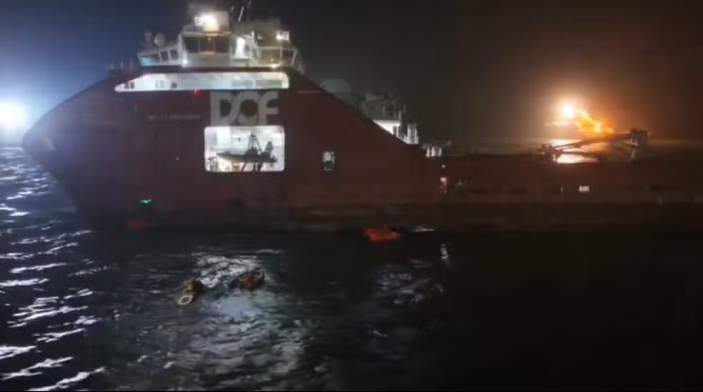 Embarcação com 29 profissionais fica encalhada após incidente marítimo em Macaé