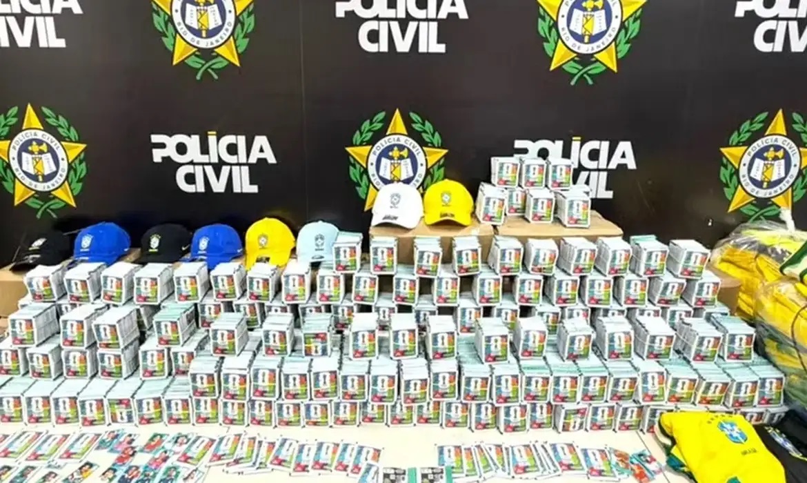 Polícia recolhe mais de 200 mil figurinhas falsas da Copa do Mundo em ação na Baixada Fluminense