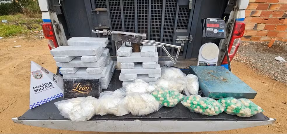 Homem é detido e adolescente é apreendido com submetralhadora e grande quantidade de drogas em Campos