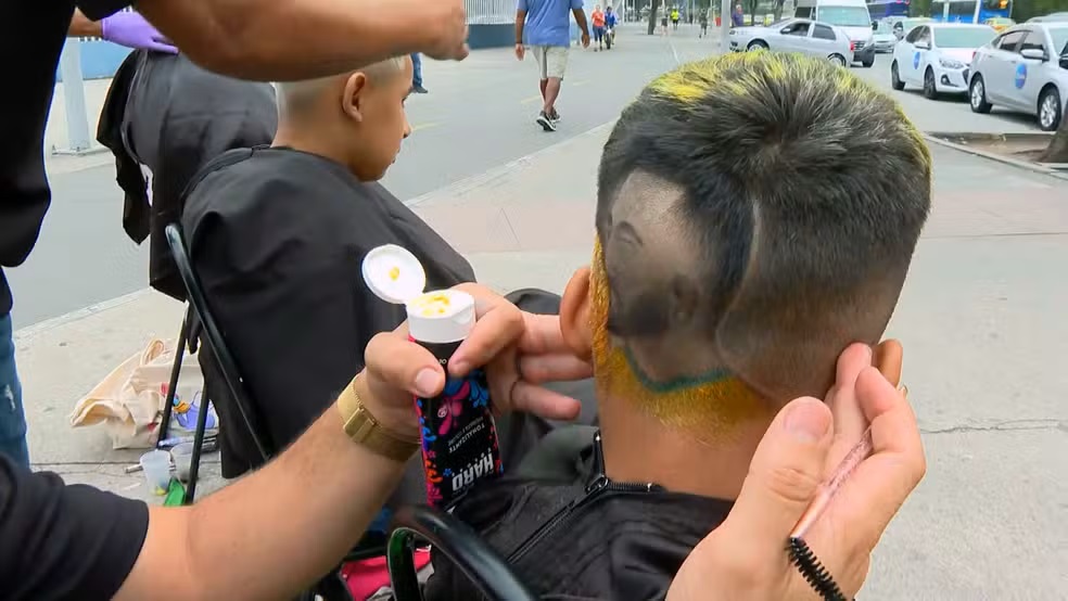 Barbeiros do RJ criam cortes temáticos inspirados na Seleção Brasileira e em Neymar para a Copa
