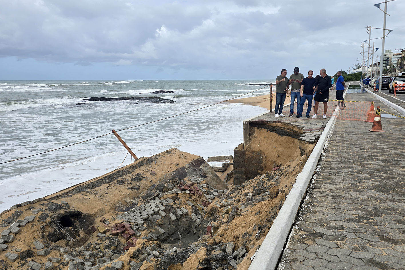 Prefeitura de Macaé inicia medidas emergenciais após desmoronamento de trecho do calçadão da Praia Campista