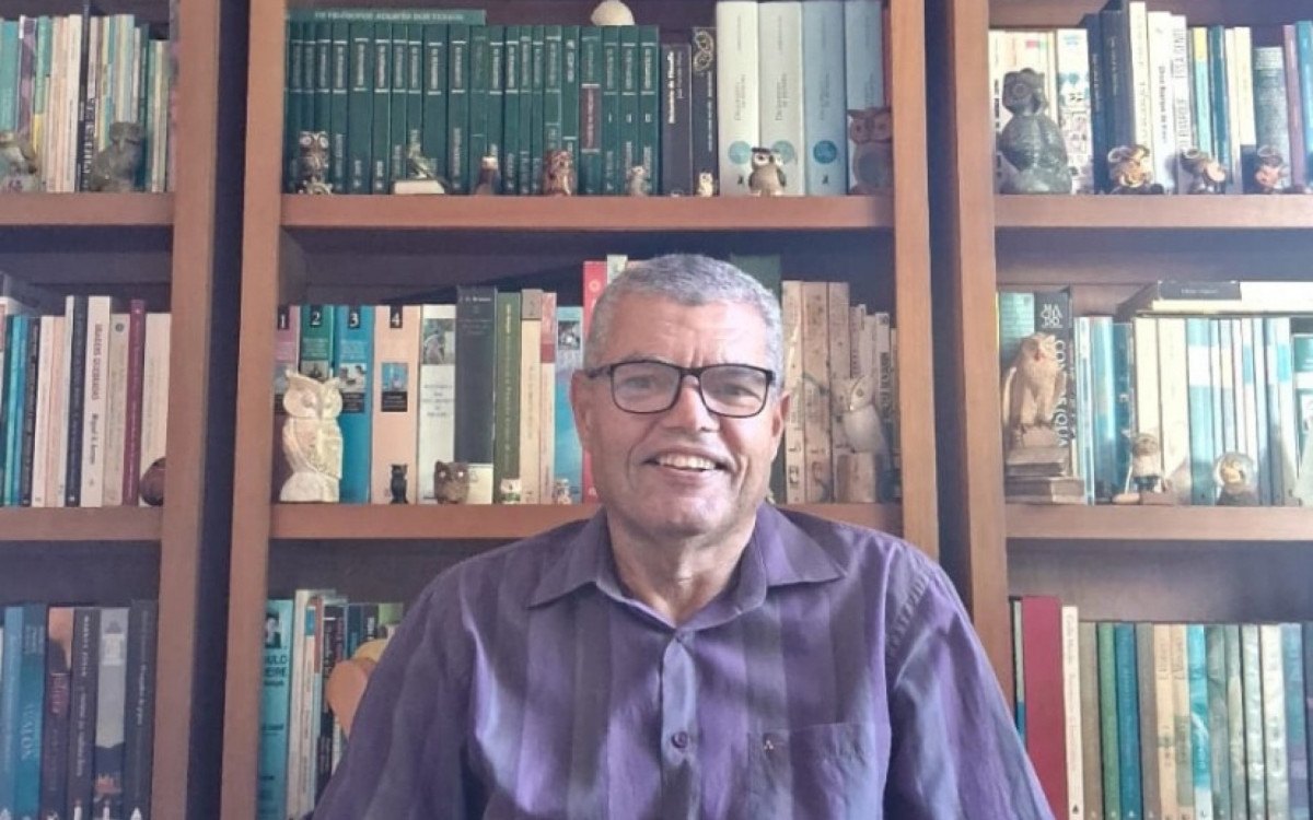 Francisco Carlos Gomes apresenta livro em Macaé e promove debate sobre os rumos da educação