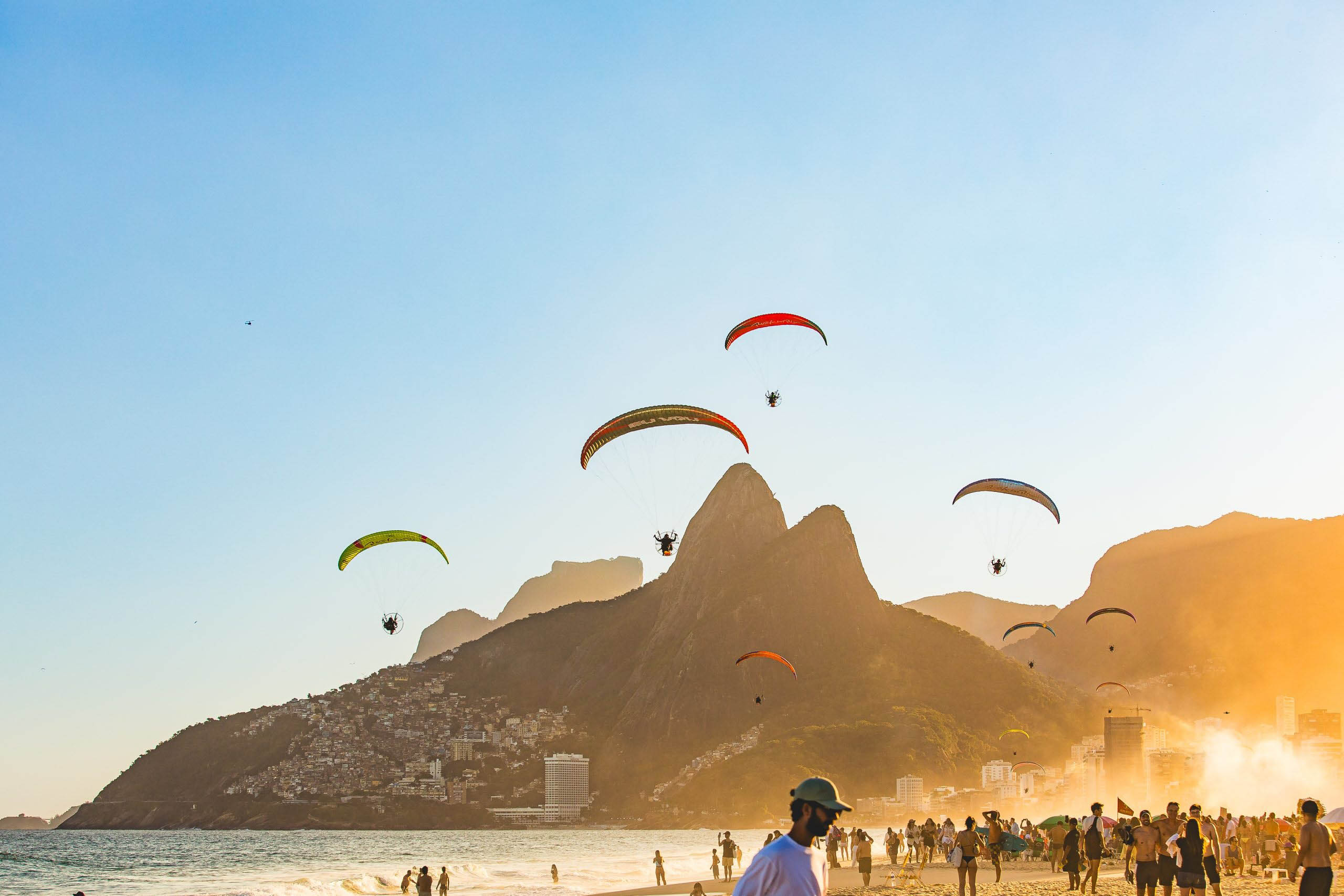 Paramotores e atrações visuais do Rock in Rio movimentam os céus e pontos turísticos do Rio durante o feriado prolongado