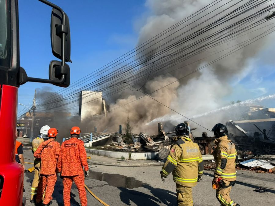 O incêndio atinge Almoxarifado da Secretaria de Saúde e mobiliza bombeiros em Rio das Ostras