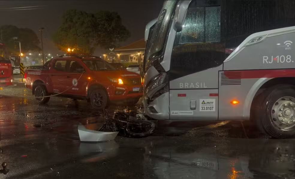 Jovem de 24 anos perde a vida após colisão frontal entre motocicleta e ônibus em Araruama