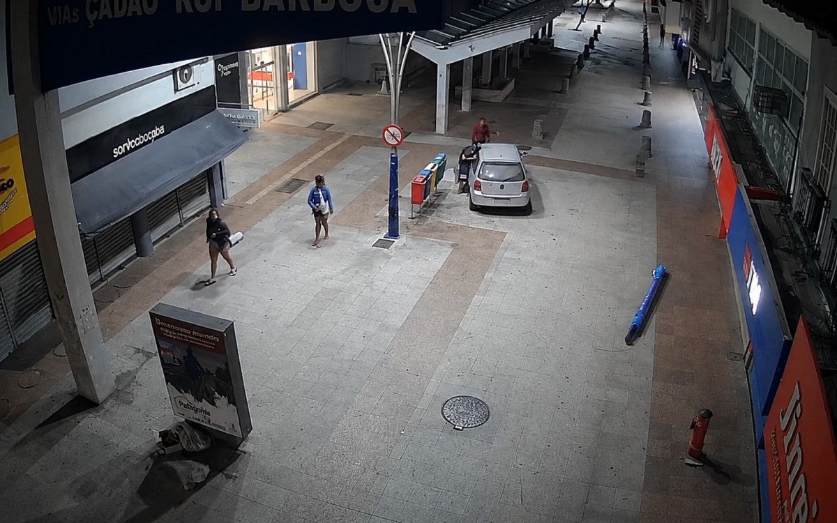 Motorista deixa local após atingir totem de videomonitoramento no Calçadão de Macaé
