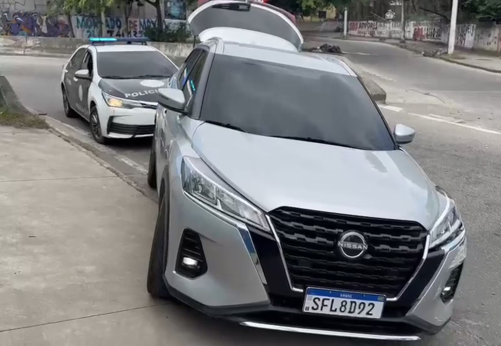 Miliciano é preso em carro roubado após perseguição na Transolímpica, no Rio de Janeiro