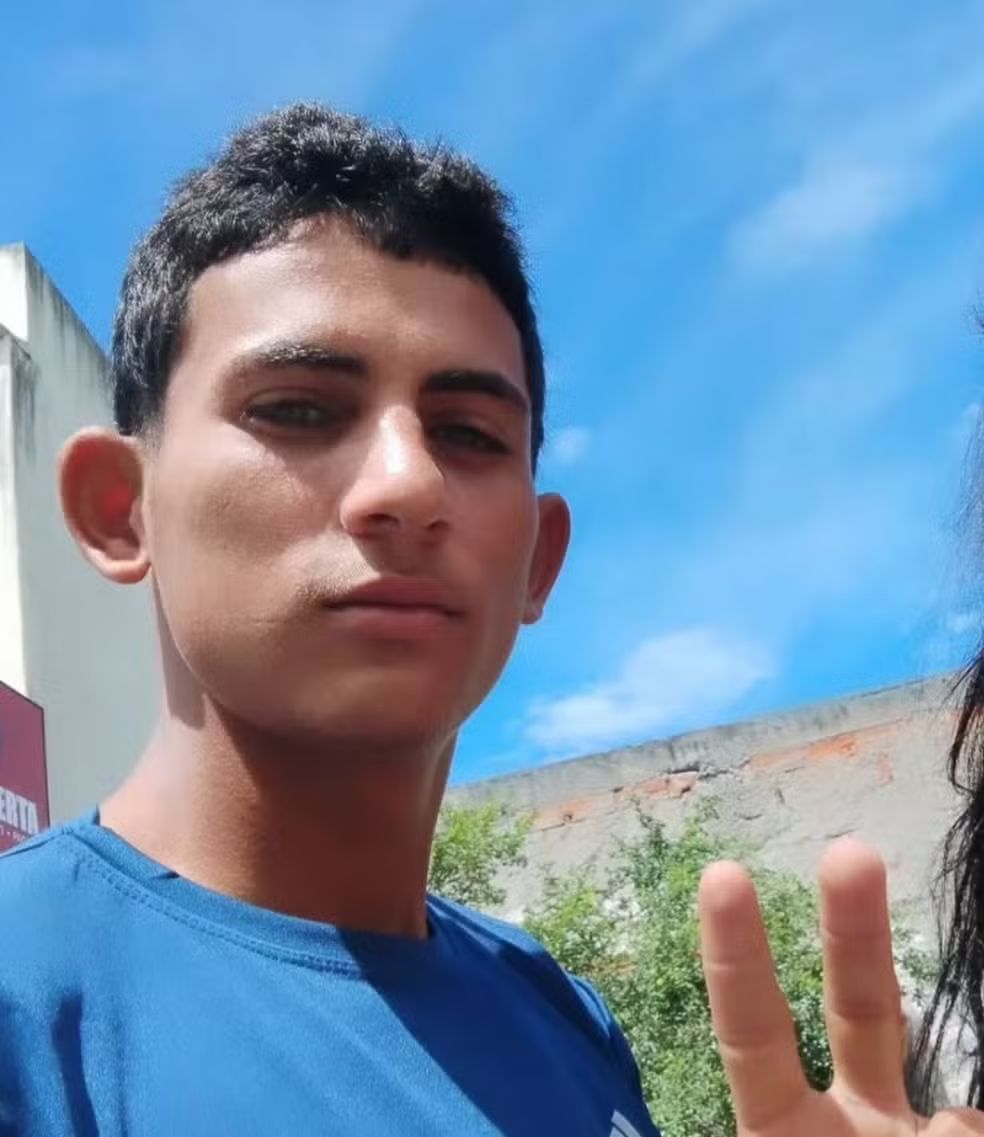 Jovem de 19 anos é assassinado a tiros em Cabo Frio; Polícia Civil investiga possível execução por engano