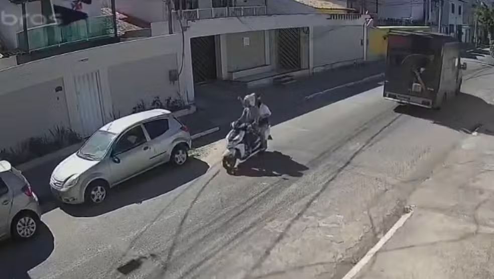 Motociclista fica ferido após cabo atingir seu pescoço depois que caminhão rompe fiação em Cabo Frio: “Foi um impacto muito forte”
