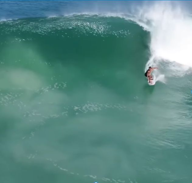 Surfista de Cabo Frio impressiona com apresentação nas ondas da Praia do Forte