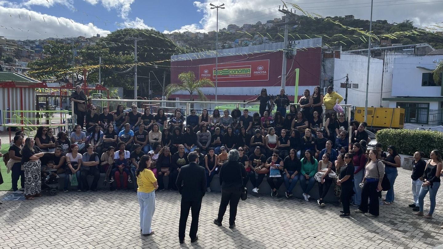 Servidores protestam contra demissões e terceirização na Educação de Arraial do Cabo