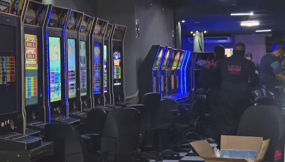 MPRJ desmonta bingo clandestino na Tijuca e apreende quase 100 máquinas caça-níqueis durante operação