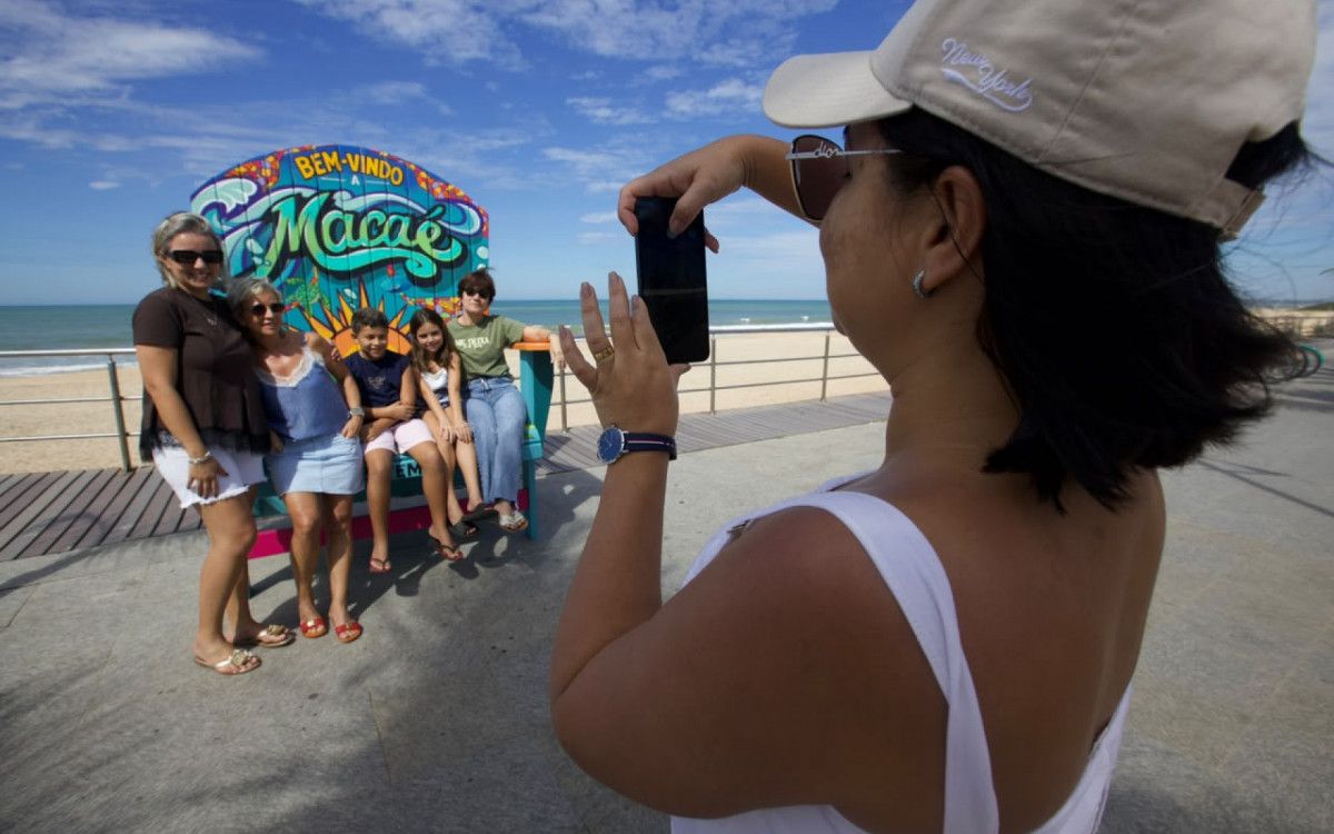 Cadeira gigante na Praia dos Cavaleiros vira novo ponto turístico e cenário para fotos em Macaé