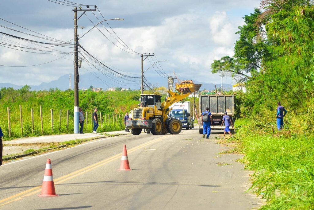 Prefeita de Belford Roxo percorre bairros para acompanhar danos provocados por ventania e reforça ações de limpeza
